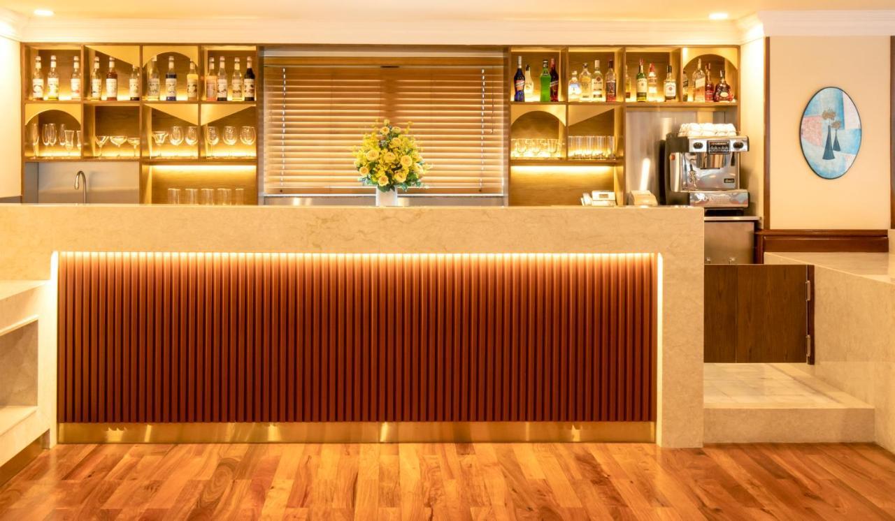 Sherwood Residence Ho Si Minh-város Kültér fotó The bar at the hotel