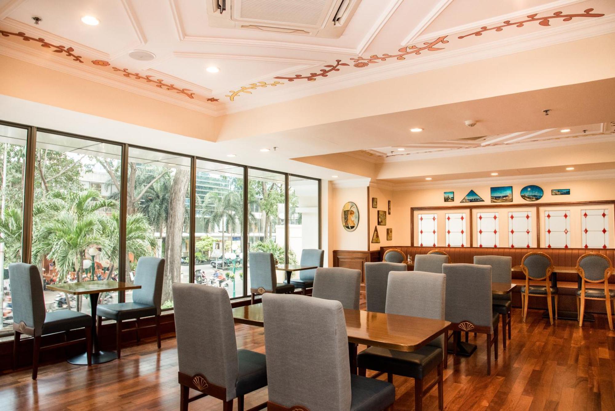 Sherwood Residence Ho Si Minh-város Kültér fotó The interior of the restaurant