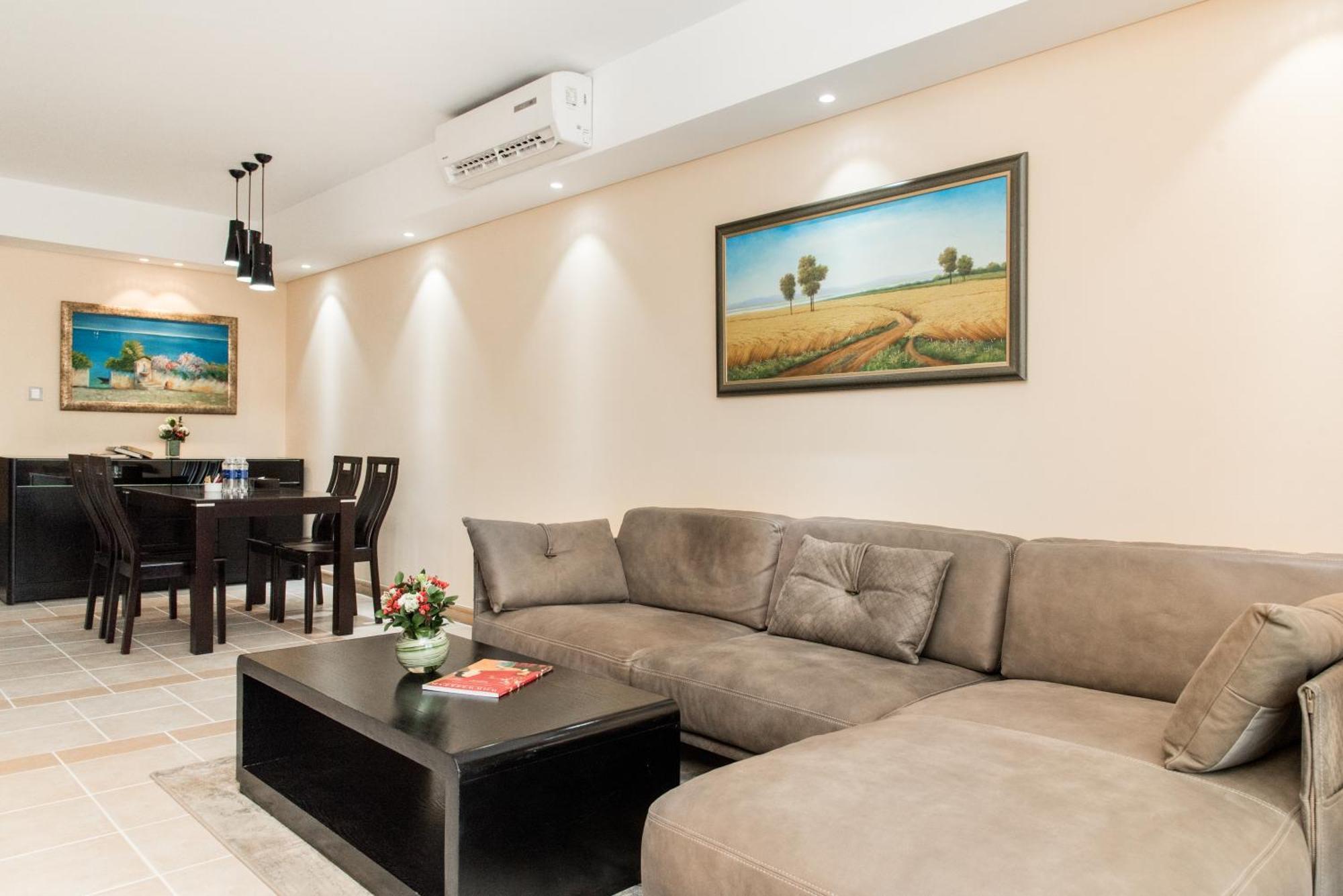 Sherwood Residence Ho Si Minh-város Kültér fotó A living room with a sectional sofa