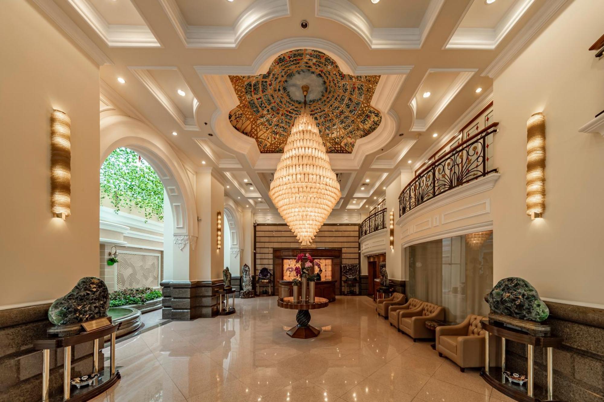 Sherwood Residence Ho Si Minh-város Kültér fotó The lobby of the hotel
