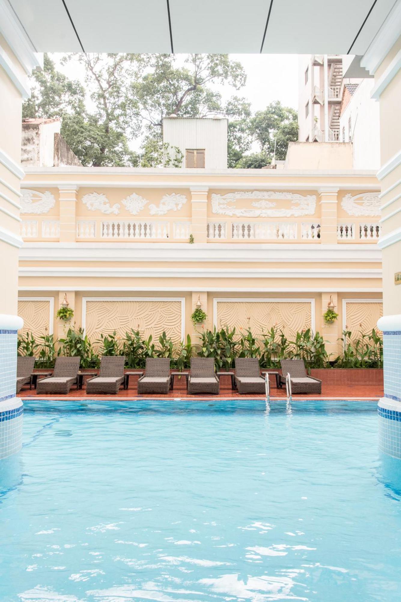 Sherwood Residence Ho Si Minh-város Kültér fotó The swimming pool at the hotel