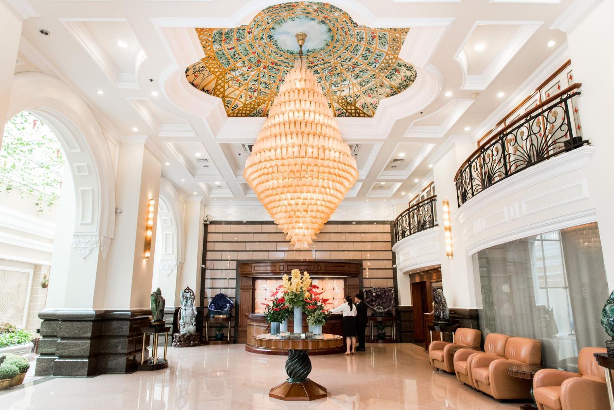 Sherwood Residence Ho Si Minh-város Kültér fotó The lobby of the hotel