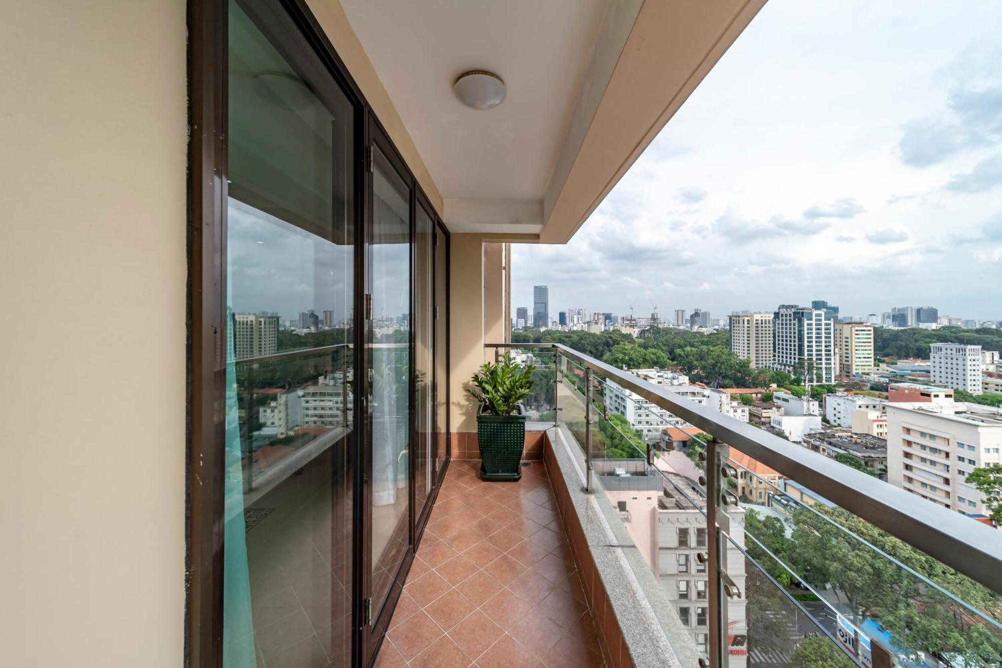 Sherwood Residence Ho Si Minh-város Kültér fotó A balcony in a condominium